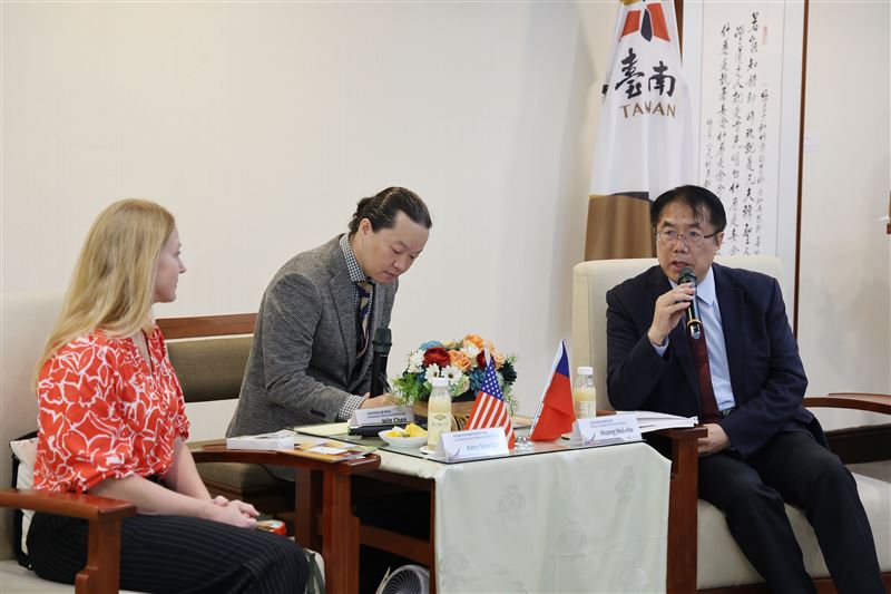 美國中西部州議會領袖訪問團在團長愛荷華州參議院參議長辛可蕾及共同團長伊利諾州審計長孟紓莎的率領下於25日拜會台南市政府