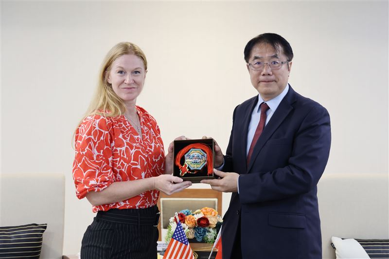 美國中西部州議會領袖訪問團在團長愛荷華州參議院參議長辛可蕾及共同團長伊利諾州審計長孟紓莎的率領下於25日拜會台南市政府