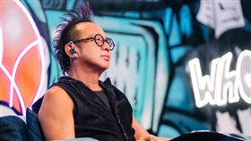 黃大煒年輕時「持刀照」曝光，導師笑翻場！(圖／踢帕娛樂提供)