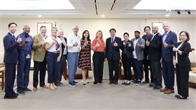 美國中西部州議會領袖訪問團在團長愛荷華州參議院參議長辛可蕾及共同團長伊利諾州審計長孟紓莎的率領下於25日拜會台南市政府