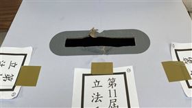 董男毀損選票及票箱被警方逮捕。（圖／翻攝畫面）