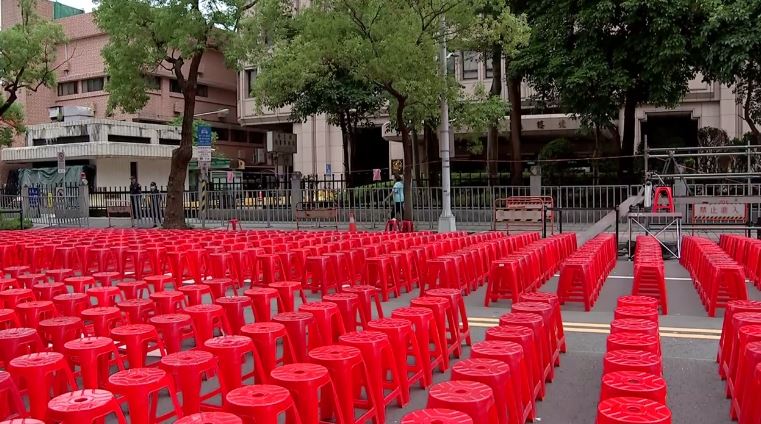 反共護台志工聯盟開票之夜，罷團志工已在立法院旁濟南路上擺上紅椅子。（圖／翻攝畫面）