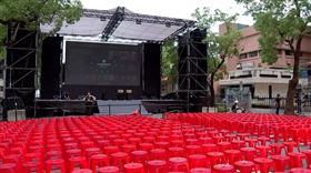 反共護台志工聯盟開票之夜，罷團志工已在立法院旁濟南路上擺上紅椅子。（圖／翻攝畫面）