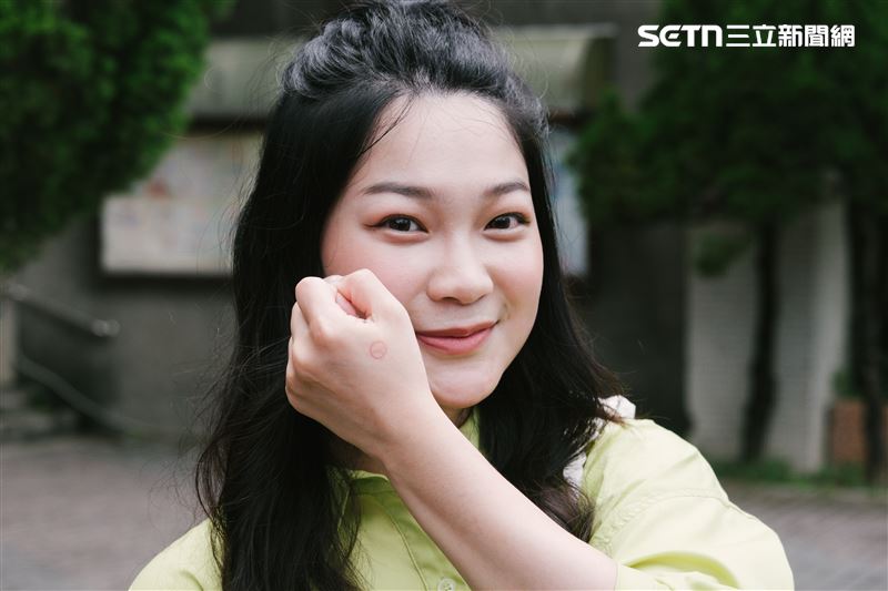 阿美投完票後，也向在場媒體展示蓋上選舉章的左手。（圖／記者楊士誼攝影）