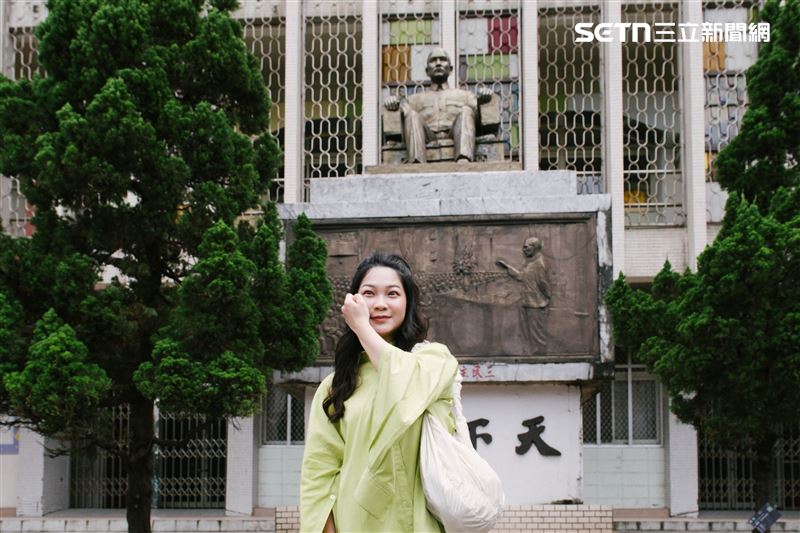阿美現身中正國小投票，並對投票所從以往的一樓，被改到三樓表示不解。（圖／記者楊士誼攝影）