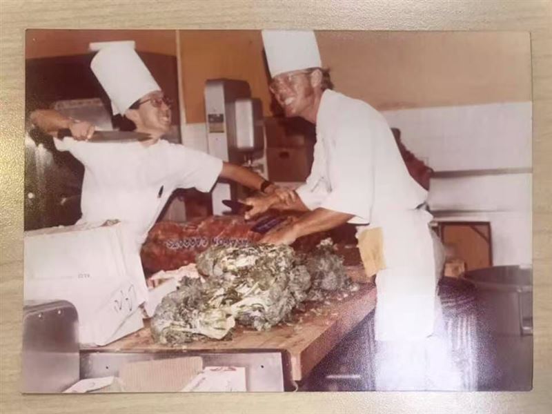 &nbsp;黃大煒（左）年輕時「持刀照」曝光，導師笑翻場！(圖／踢帕娛樂提供)
