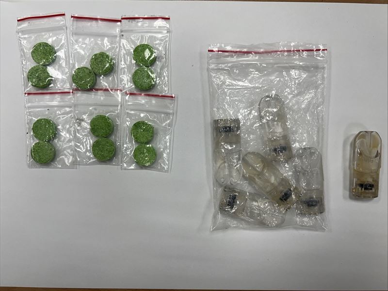警方在廖男車上搜出哈密瓜錠及喪屍煙彈。（圖／翻攝畫面）