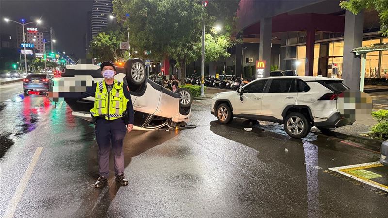 廖男駕駛的車輛翻覆在路中。（圖／翻攝畫面）