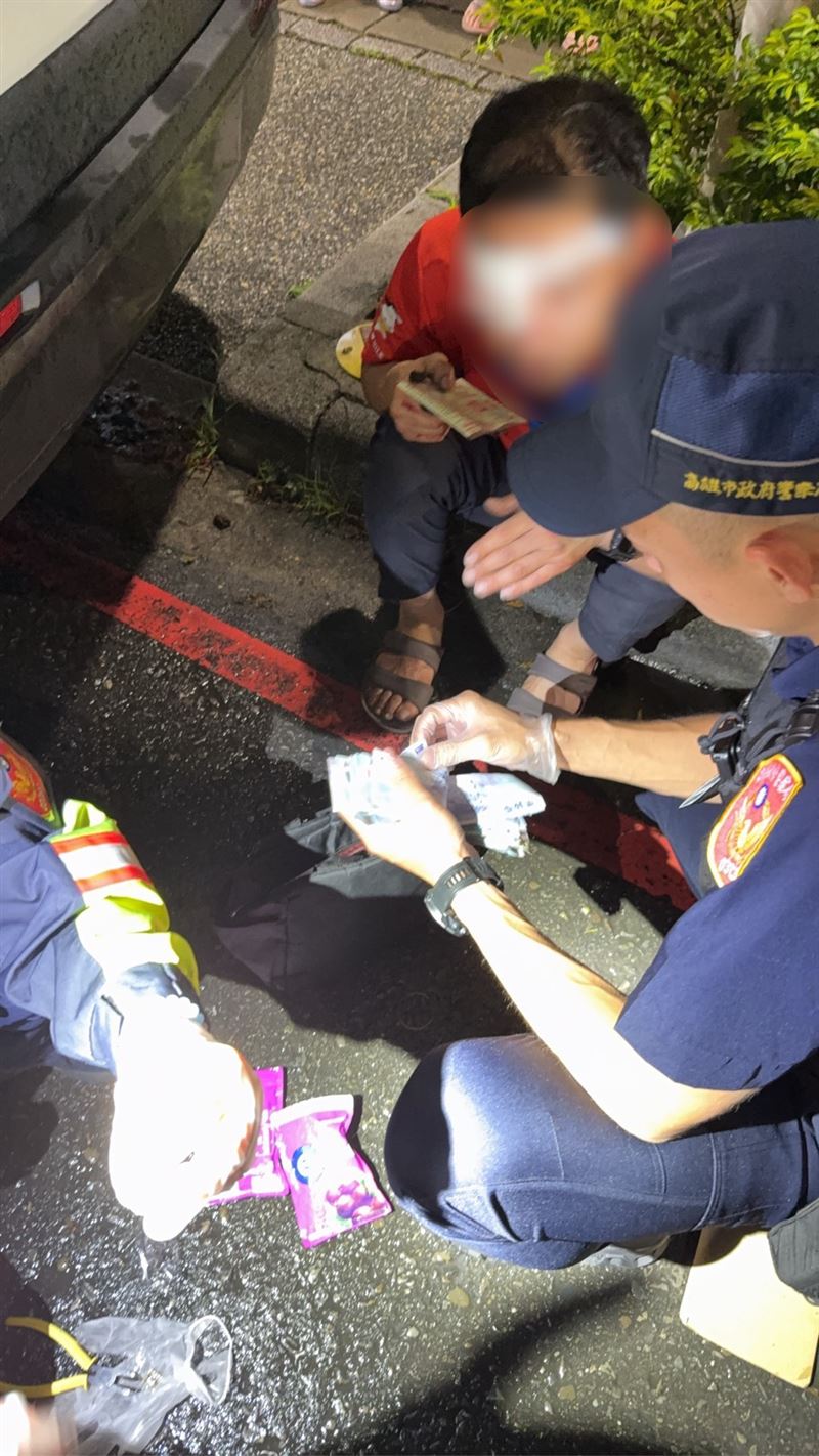 警方在廖男車上搜出哈密瓜錠及喪屍煙彈。（圖／翻攝畫面）