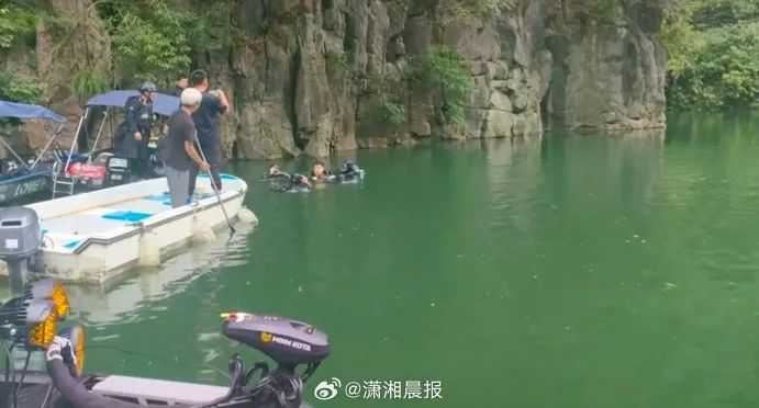 湖南救援隊在水下溶洞展開行動，最終找到被困男子。（圖／翻攝自微博）