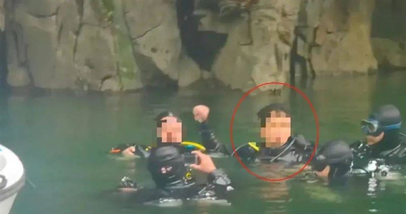 王男被救起時生命跡象穩定，他稱靠捕撈小魚生吃維持體力。（圖／翻攝自微博）