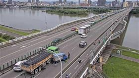 曳引車與貨車發生追撞，場面十分狼狽。（圖／翻攝自臉書我是三重人）