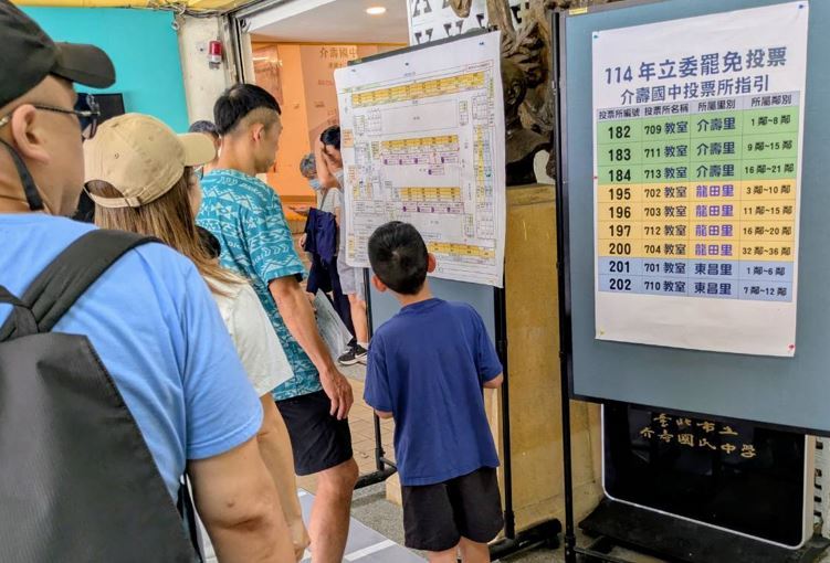 首波大罷免投票，民眾陸續前往投開票所準備投票。（圖／記者唐家興攝影）