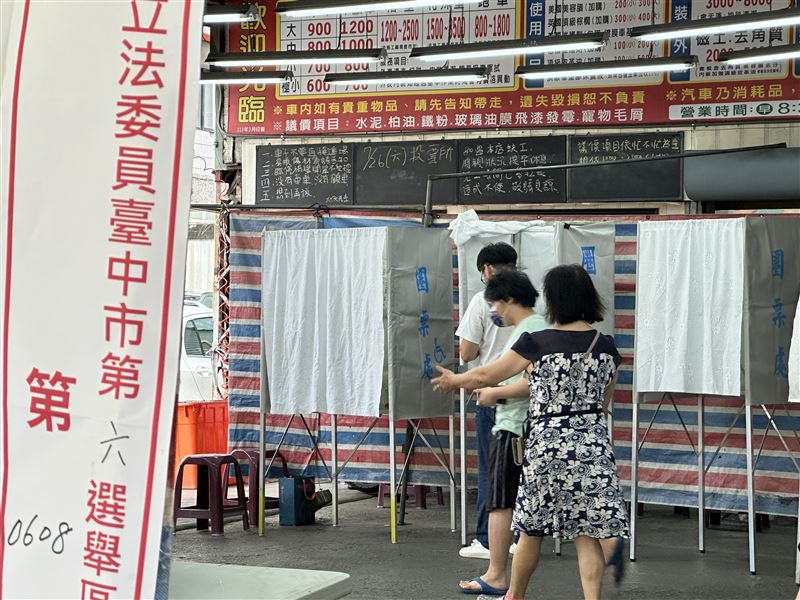 該投開票所僅由帆布遮蔽，投票隱私令人堪憂。（圖／記者林意筑攝）