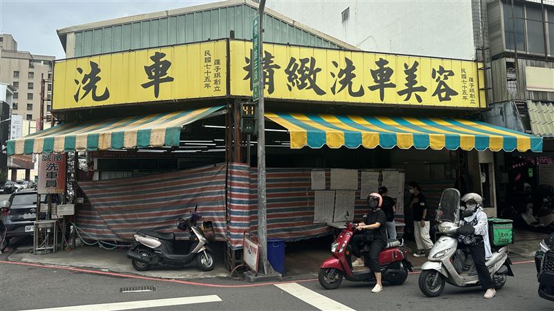 台中怪奇投開票所+1　洗車場掛帆布就上陣