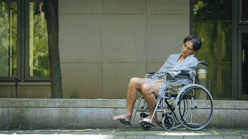 馬志翔劇中慘遭遺棄。(圖/大愛提供)