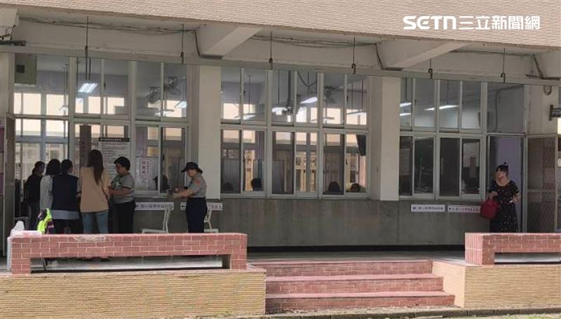 新北市板橋區華僑中學內的439投開票所發生冒領選事件票。（圖／記者莊淇鈞攝影）