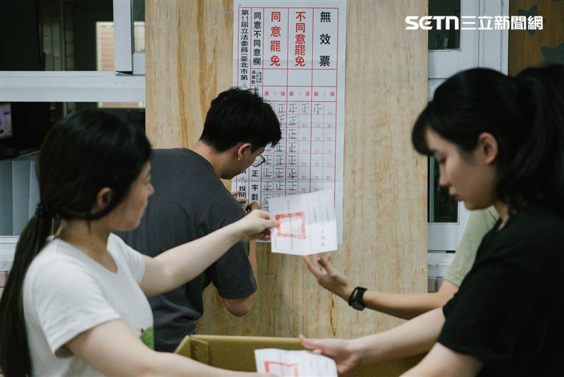 北市五常國小094號開票所開票情形。（圖／記者楊士誼攝影）
