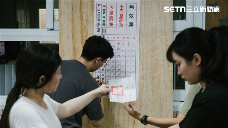 台北市五常國小094開票所，國民黨立委王鴻薇罷免案開票。（圖／記者楊士誼攝影）