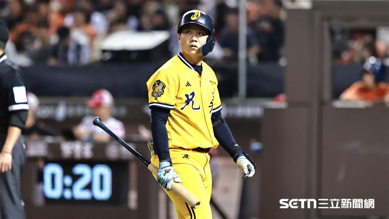 中信兄弟游擊手江坤宇單週遇到2次雙殺抉擇。（圖／記者劉彥池攝影）
