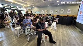 ▲罷免團體「板橋大刪元」下午在府中15典藏咖啡館舉辦開票活動。（圖／記者詹宜庭攝影）