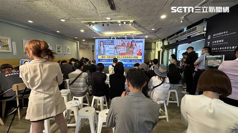 罷免團體「板橋大刪元」下午在府中15典藏咖啡館舉辦開票活動。（圖／記者詹宜庭攝影）