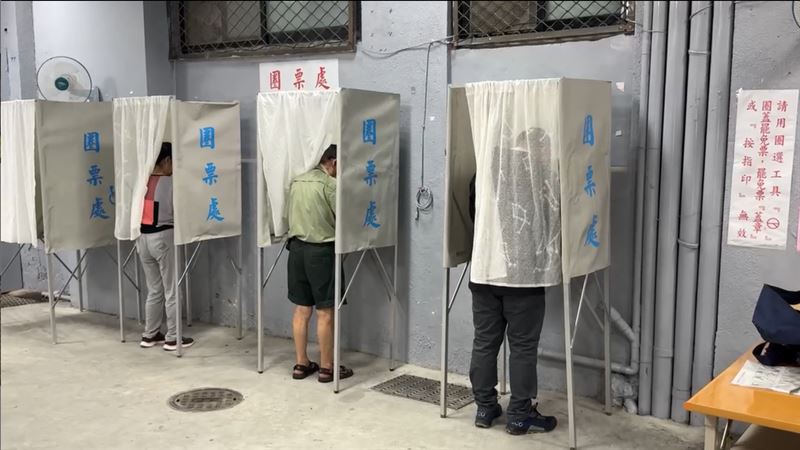 台北吳興國小投開票所，一名女性選務人員疑血糖太低暈眩跌倒。（示意圖／資料照）