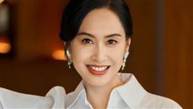 朱茵被指真空上陣，但實際上有穿內衣。（圖／翻攝自微博）