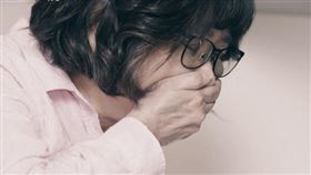 莫名打嗝嘔吐、眼前發黑或手腳無法動彈，其實可能是泛視神經脊髓炎的前兆！