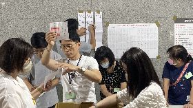 罷免案　新北板橋投票所工作人員忙開票
