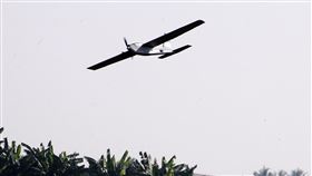 海軍陸戰隊員操作的紅雀二型無人機，是跟隨部隊移動，由彈射器彈射升空，單人操縱作業，直接將影像傳回地面。（記者邱榮吉/屏東拍攝）