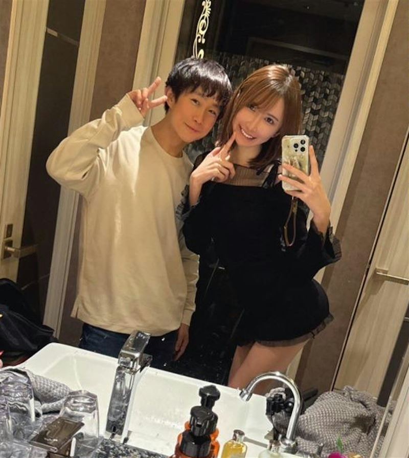 結城結弦跟女優在身旁看起來幼齒許多。（圖／翻攝自推特）