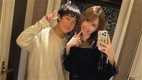 結城結弦跟女優在身旁看起來幼齒許多。（圖／翻攝自結城結弦推特）