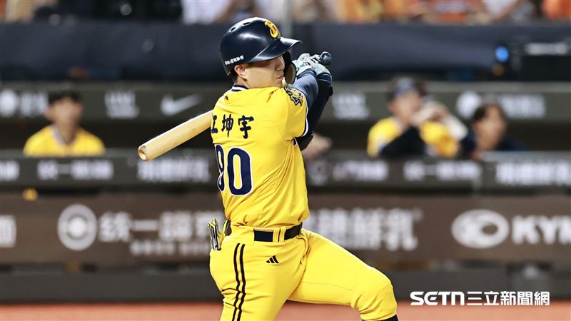 中職36年例行賽，中信兄弟游擊手江坤宇敲出安打。（圖／記者劉彥池攝影）