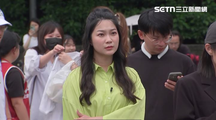 阿美表情凝重，緊盯開票紅了眼眶。（圖／翻攝畫面）