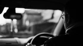 ▲老翁、開車。（示意圖／Pexels）