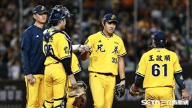 ▲中職36年例行賽，中信兄弟先發鄭浩均被換下場。（圖／記者劉彥池攝影）