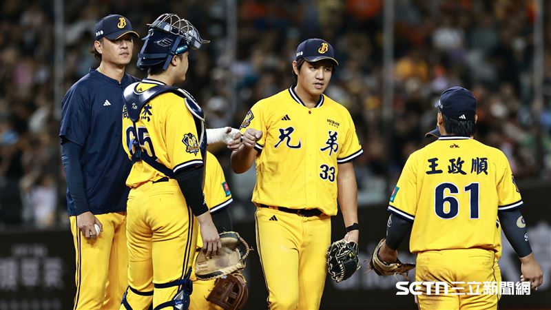 中信兄弟先發鄭浩均被換下場。(圖/記者劉彥池攝影)