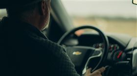  ▲老翁、開車。（示意圖／Pexels）