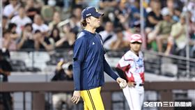 ▲中職36年例行賽，中信兄弟投手教練王建民上場更換投手。（圖／記者劉彥池攝影）
