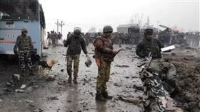 泰國與柬埔寨近期在邊境持續交火，部分砲彈落到寮國境內導致民宅受損。 （圖／翻攝自秒訊視頻）