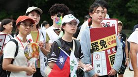 罷團榮星花園辦開票　民眾到場關心（1）大罷免首波投票自26日下午4時起開票，罷團「山除薇害」在台北市榮星花園舉辦開票晚會，不少民眾到場關心開票情形。中央社記者謝佳璋攝  114年7月26日