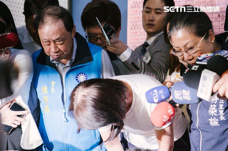 王鴻薇在場深深一鞠躬，並感謝蔣萬安、後援會、里長和選民的支持。（圖／記者楊士誼攝影）