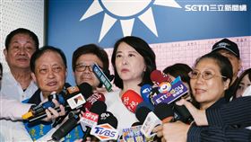 ▲王鴻薇罷免案未通過，出面受訪鞠躬謝謝支持者。（圖／記者楊士誼攝影）