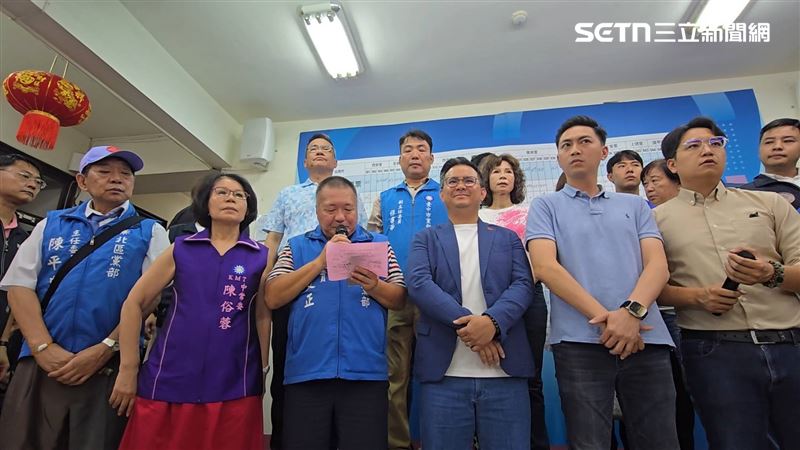 國民黨台中市黨部主委顏文正代表盧秀燕發表感謝宣言。（圖／記者吳泊萱攝影）