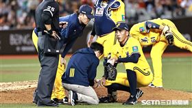 ▲中職36年例行賽，中信兄弟後援投手王凱程受傷退場。（圖／記者劉彥池攝影）