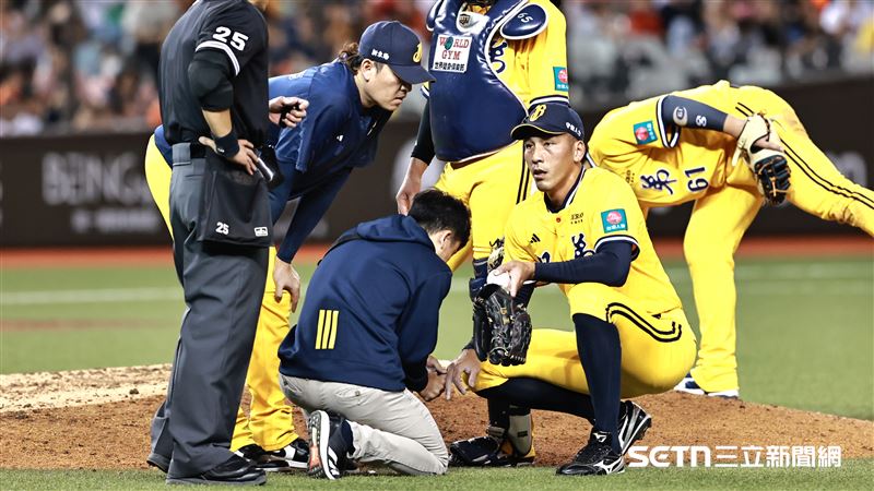 中職36年例行賽，中信兄弟後援投手王凱程受傷退場。（圖／記者劉彥池攝影）