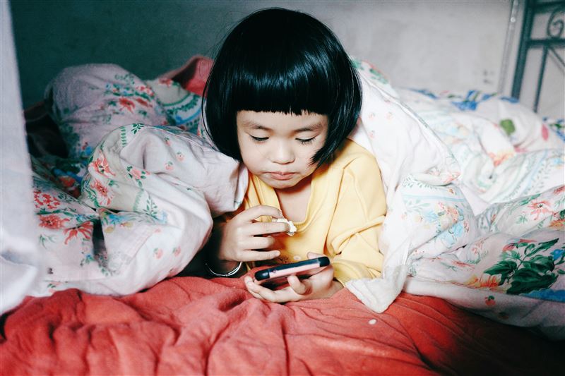 3歲童滑手機5hr.變鬥雞眼　醫喊眼睛壞了