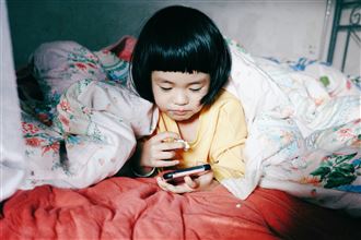 3歲童滑手機5hr.變鬥雞眼　醫喊眼睛壞了