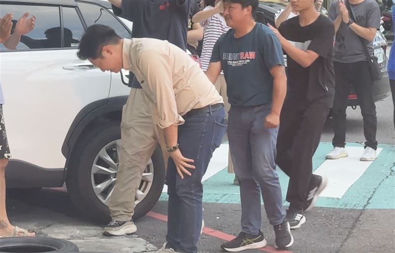 羅廷瑋向選民鞠躬致謝。（圖／記者林意筑攝）